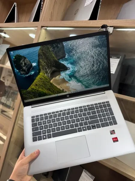 HP Laptop 17 Ryzen 7 7730U / 16GB - 1