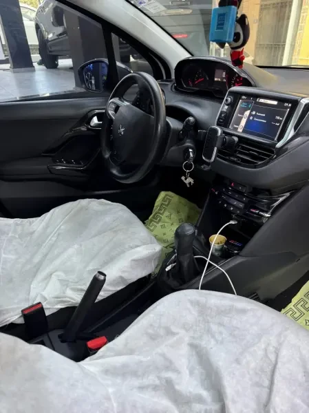 Peugeot 208 2014 Allure - 2