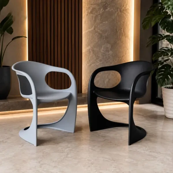 Chaises en plastique très solides - 1