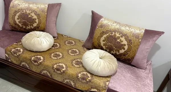كاين ثلاث كنب كوفري مع مطارح - 1