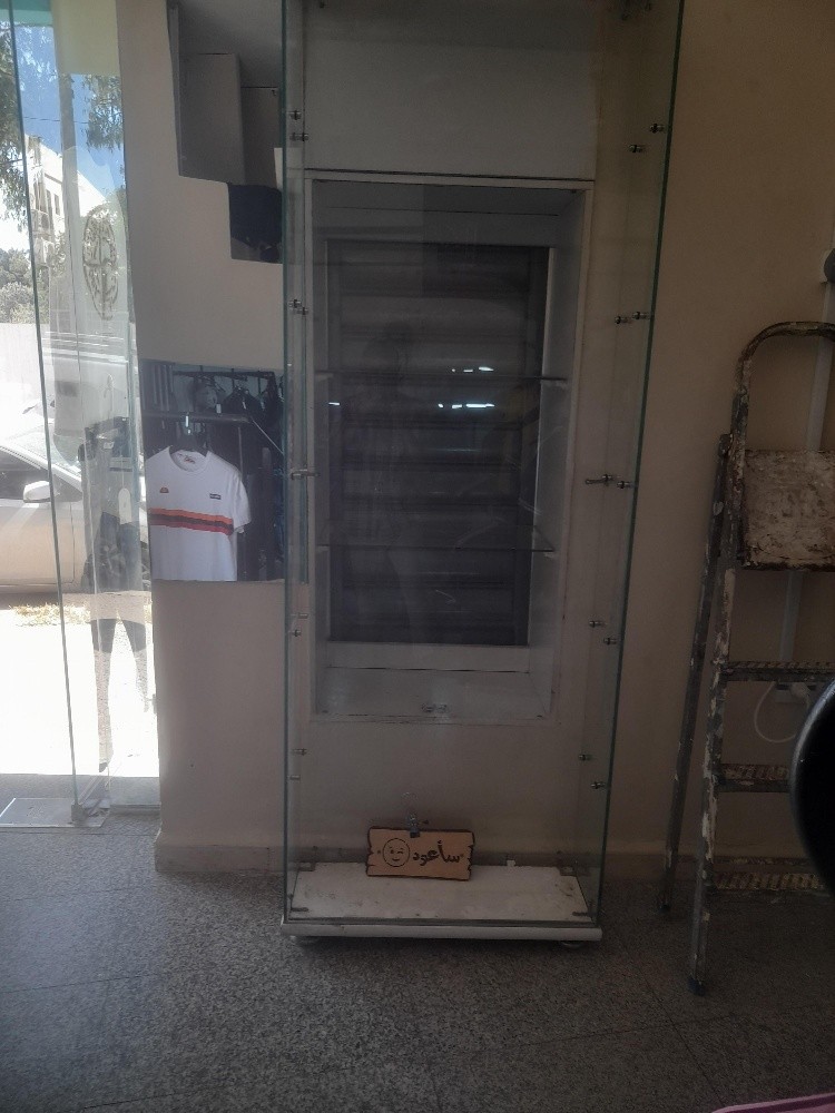 armoire en verre avec étagères et système d'éclairage. - 1
