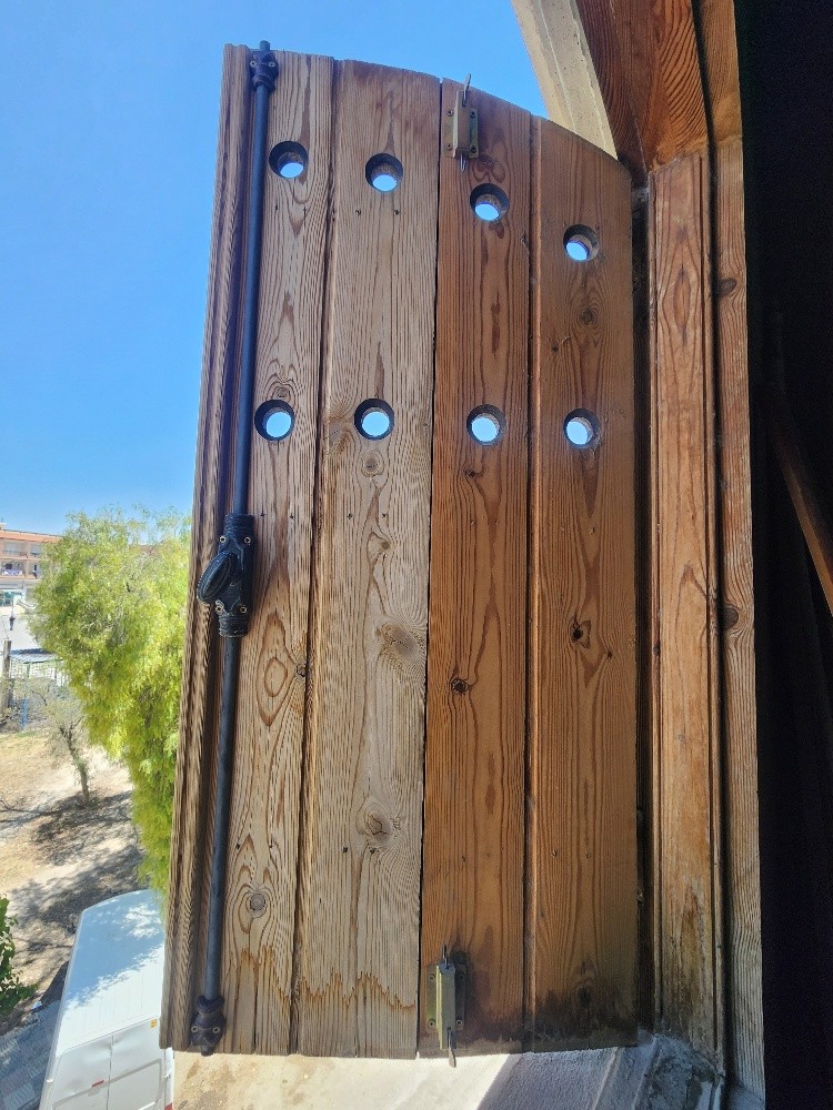 Deux paires de fenêtres en bois - 1