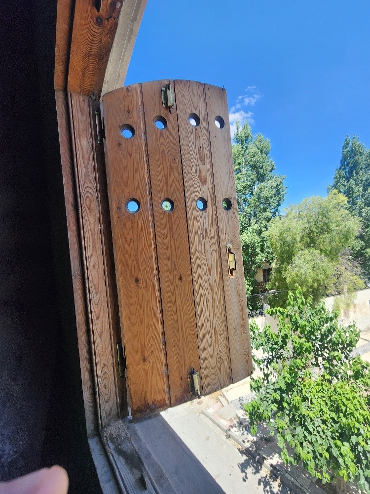 Deux paires de fenêtres en bois - 4