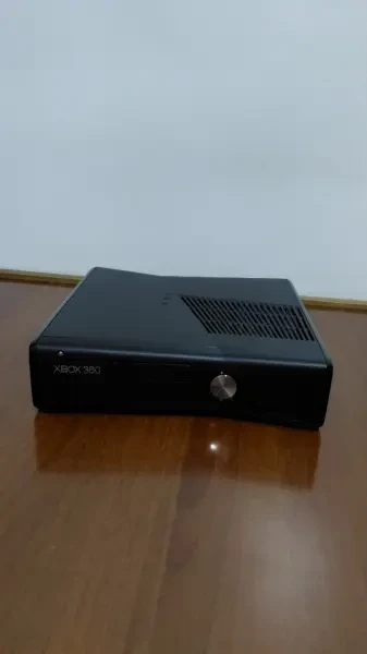 Xbox 360 Slim + 26 Jeux + 2 Manet - 1