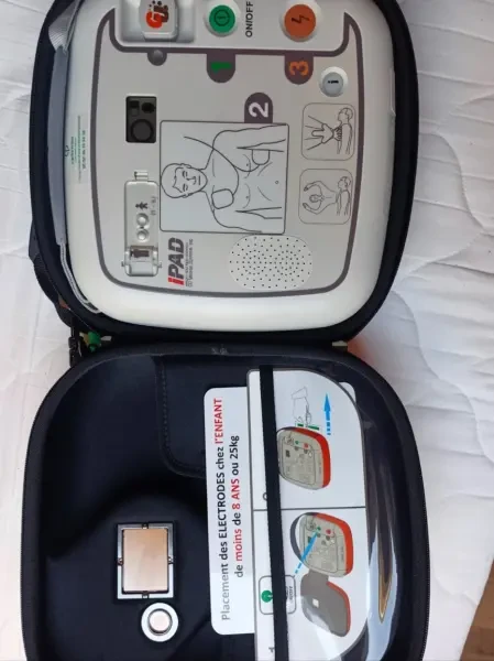 Défibrillateur Automatisé Externe - 1