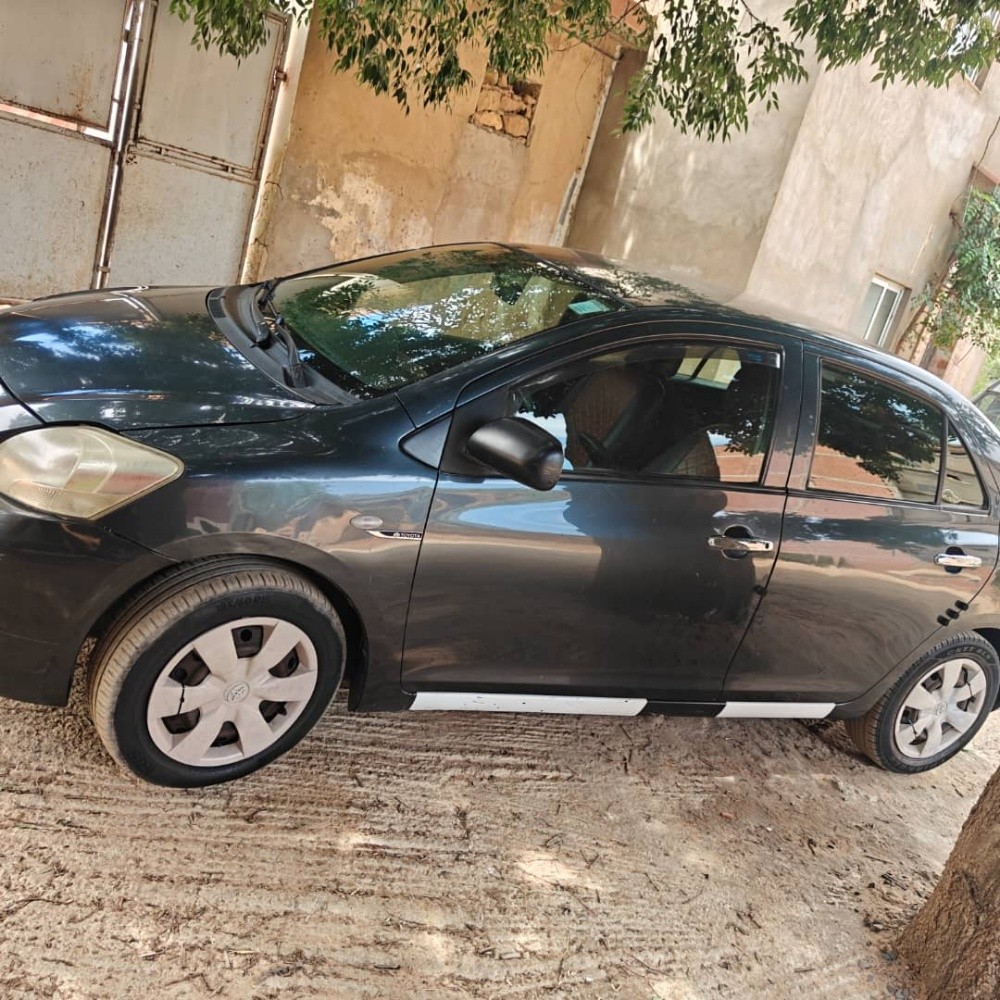 Yaris sedan - 1