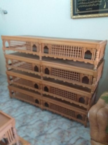7 lits, 3 tables et 4 tabourets