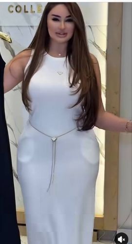 الفستان الأبيض الميدي بياقة دائري