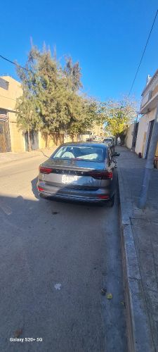Voiture geely en vent 