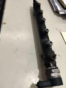 Rampe d'injecteur kia carens