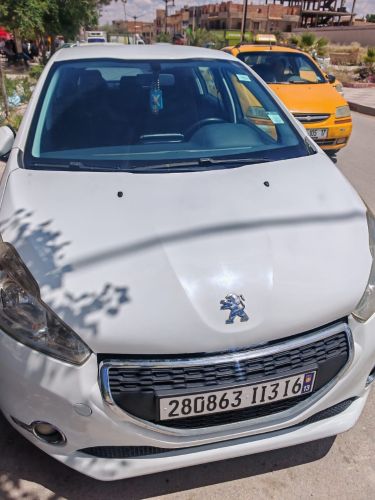  Peugeot 208 en vent 