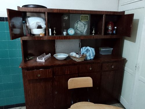 buffet de cuisine et bibliothèque