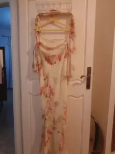 Robe soirée jaune avec le châle