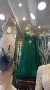 Une Robe De Soirée Perlé Habta
