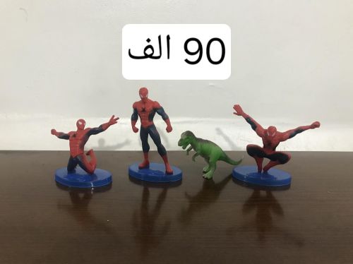 مجسمات سبيدرمان و ديناصور