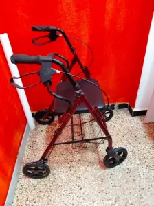 Déambulateur 4 roues avec siège