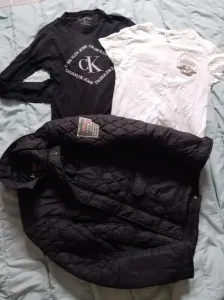 veste noir taille S et 2 tricot.