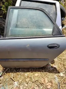 La porte arrière gauche laguna