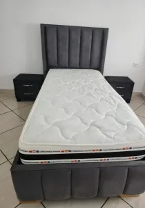 سرير مكان واحد مع طاولات غرفة