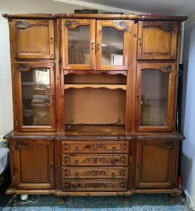 Bibliothèque en bois rouge