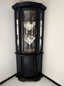 Armoire de coin vitrée +tables gi